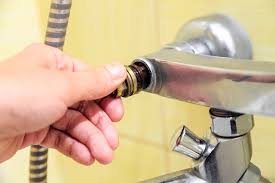 Die kartusche lässt sich aufgrund ihrer beweglichen teile nicht reparieren, sondern nur entfernen und austauschen. Kartusche Am Wasserhahn Fetten So Wird S Gemacht