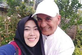 Santi dikabarkan sudah mengandung anak pertama dari pernikahannya dengan mark beberapa waktu dikatakan mark, santi pun memiliki beberapa pantangan agar kesehatannya tetap terjaga. Dinikahi Ayah Shireen Sungkar Yang Beda Usia 45 Tahun Istri Mark Sungkar Sempat Ingin Pulang Ke Rumah Lantaran Malu Semua Halaman Wiken