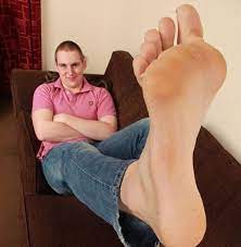 Il a des difficultés à se tenir debout correctement «vous pensez bien que quand il y a un pied très très grand, la machine pour façonner ses formes, n'a pas forcément suffisamment de recul. Plus Grands Pieds Sur Une Femme Faireedethat Over Blog Com