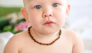 Depuis des millénaires, on prête à l'ambre de. Collier D Ambre Pour Bebe Utile Ou Dangereux Doctissimo