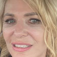 What are good fitness centers in James Bay with group classes?