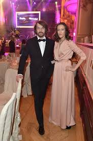 V devadesátých letech zpíval také v muzikálech jesus christ superstar a evita a také se účastnil na. Zensky Web