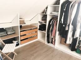 wij wonen in een huis met aan een kant een schuin dak best vervelend als het gaat om loze ruimte opvullen door zolder kast ikea inloopkast zolder kast schuin