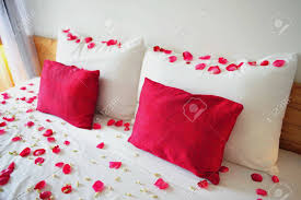gasp the last rose petal has fallen. Lit De Pose Chambre Romantique Avec Petales De Roses Et Des Oreillers Remplis Banque D Images Et Photos Libres De Droits Image 14815952