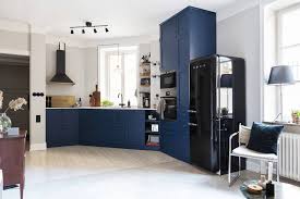 Cuisine Bleue Et Sieges Jaunes Decoration Maison Cuisine Rouge Cuisine
