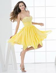 Je vais porter cette robe jaune pour le mariage d'une amie cet �t� et je ne sais pas avec quoi l'accessoiriser. Robe De Mariage Jaune