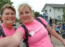 Vanuit Nijmegen laten Miriam en Sandrine van team Extramurale zorg weten  dat ze de eerste dag van de Vierdaagse succesvol hebben uitgelopen in de  mooie T-shirts van Vughterstede. Goed gedaan collega's! Ga