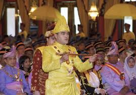 Tatkala rakyat negeri selangor sedang menadah tangan meng'amin'kan doa untuk raja muda selangor pada setiap hari jumaat, mungkin pada masa itu baginda sedang bergembira di disko dan membasah tekak dengan. Raja Muda Selangor Sempurnakan Pemasyhuran Gelaran Semasa Mstar