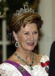 Jeg ber hkh dronning sonja vise interesse for mine problemer. 45 Ideer Om Mamma Og Pappa Konge Grunnlovsdag Skiskyting
