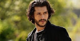 1.83 boya ve 74 kiloya sahip duymaz'a modellik teklifi gelmesinin ardından ankara'da modellik yapmaya. Alperen Duymaz Kimdir Kac Yasindadir Ve Aslen Nerelidir