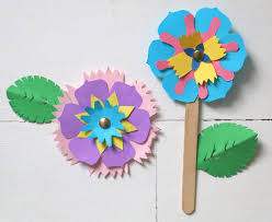 Fleurs En Papier Pliages Cabane A Idees Une fleur en papier de soie bandes de papier frangées et transformées en fleurs colorées. fleurs en papier pliages cabane a idees