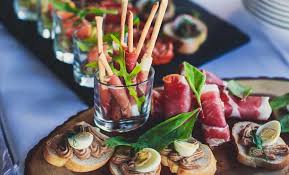 Adesso il classico «piattino da party» è un po' più eleborato e rendono una cena in piedi, con tante piccole portare veloci, un scelta creativa, divertente e gustosa. Come Organizzare Una Cena A Buffet A Casa Leitv