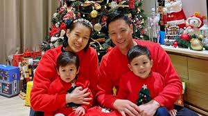综合讯 香港女星胡杏儿去年圣诞节当天宣布第3度当妈 她日前出席活动时透露还不知胎儿性别 但大爆老公希望这胎是女儿 不过 老公李乘德昨天 7日 在ig贴出一张 一家五口 全家福 网友发现一个细节 纷纷猜测这次胡杏儿怀的很可能就是女儿 41岁的胡杏儿与圈外老公李