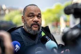 Un spectacle interdit de Dieudonné interrompu par la ...