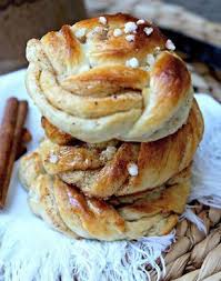 Kanelbullar Brioche Suedoise A La Canelle Cardamome Shawanna Recettes Foodography Recette Canelle Recette Recettes De Cuisine