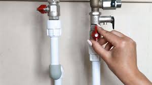 Bonsoir, une fois l'eau froide générale coupé, aucun problème, hormis la vidange des tuyaux se limitant au maximum à leur contenu, notamment si vous ouvrez les robinets (juste pour faire chuter la pression) provoquant un appel d'air ce qui favorisera la vidange des tuyaux, alors autant les laissés fermés. Comment Vidanger Un Chauffe Eau Electrique