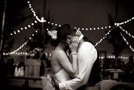 ¿estás eligiendo la lista de canciones que no puede faltar en la fiesta de tu matrimonio? Las 50 Mejores Canciones Para El Primer Baile