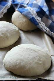 Mettiamo l'impasto in una ciotola e copriamo con la pellicola. Impasto Per Pizza Con Lievito Madre Secco
