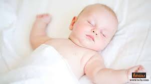 كيف يمكنك إقناع الطفل بالنوم في سريره بمفرده تسعة