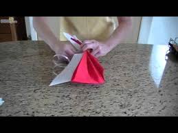Pliage de serviette feuille d erable en 2 couleurs. Pliage De Serviette Deux Couleurs Youtube
