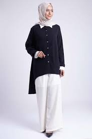 Tunik wanita terbaru memang bisa menjadi pilihan terbaik untuk para wanita muslimah yang bagi anda yang ingin berburu baju tunik wanita muslimah dengan desain beragam dan harga murah. Makin Elegan Dengan Tunik Hitam Putih By Cantik Com Medium