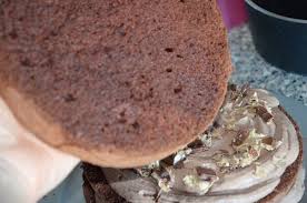 Layer Cake Kinder Bueno Recette Facile Le Sucre Sale D Oum Souhaib Recette Facile Recette Recette Genoise Chocolat