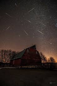 Wow Photographer Matthew Breiter Captured This Image Overnight While Watching A Meteor Shower Near Long Prairie Minnes Old Barns Country Barns Barn Parties