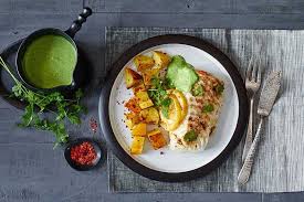 Zitronen Lorbeer Kabeljau Mit Gebratenen Chiliflocken Und Gruner Sauce Fuchs Gewurze Rezept Kabeljau Grune Sauce Lebensmittel Essen