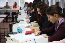 Laura stoian este studentă în anul al treilea la facultatea de științe politice, departamentul comunicare și relații publice, universitatea. Prima PaginÄƒ Facultatea De È™tiinÈ›e Ale ComunicÄƒrii