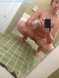 Nackt Selfie Auf Dem Boden Hockend – Private Nacktfotos