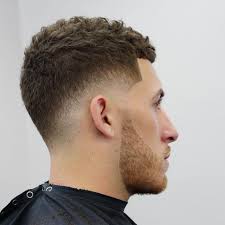 Cheveux Boucles Coupe Degradee Undercut Coupe Homme Degrade Coupe De Cheveux Homme Degrade Bas Coiffure Homme