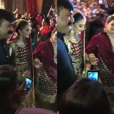 Ungli Pakar Ke Tune Chalna Sikhaya Tha Na Dehleez Unchi Hai Yeh Par Kara De Dresses Amal