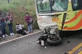 Servicios de emergencia se encuentran en el lugar atendiendo el accidente. Video Embiste Autobus A Motociclista En La Carretera Mexico Cuernavaca 24 Horas