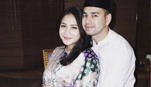 Nagita slavina tampil menawan dalam balutan dress bergaya vintage sederhana, netizen auto syok lihat harga outfit yang dikenakan istri raffi ahmad: Lebaran Pertama Raffi Gigi