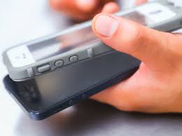 Removing an iphone case may seem simple but it can be tricky if it's a snug fit. Comment Retirer Une Coque Lifeproof 11 Etapes Wikihow