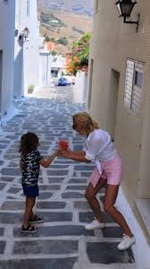 Maybe you would like to learn more about one of these? Me Konto Sorts Fwtografizetai H Karabatoy Sta Sokakia Ths Androy Parea Me Ta Mikra Paidia Ths