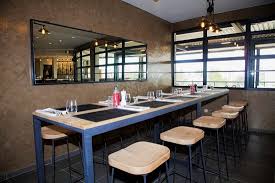 Vente en ligne de tables de bar rondes et tables hautes avec tabourets et chaises assorties. Uma Table Haute Picture Of Uma By Elais Pointe Noire Tripadvisor