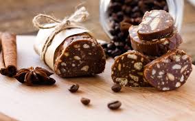 Guimauves et marshmallows, chocolats, caramels, nougatine, rochers, pâtes de fruits, truffes au chocolat, meringues, etc. Idee Recette Le Saucisson Au Chocolat Et Aux Biscuits Secs