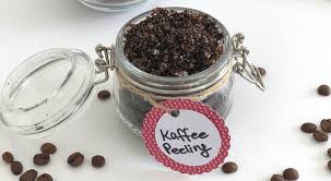 Solche masken kann man ganz schnell und einfach herstellen. Kaffee Peeling Selber Machen So Wird Kaffeesatz Zum Beauty Produkt Happy Coffee