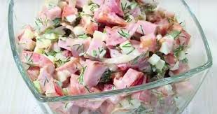 салат с красной фасолью и крабовыми палочками и огурцом Salată Cu șuncă Roșii Ouă și Verdeață O Gustare Aromată și Delicioasă De Te Lingi Pe Degete Salate Pui Alfredo