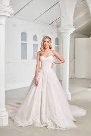 For example, if you are adorned with a large bust, some of you may want to downplay this while others may want to celebrate this part of your body and accentuate it. Belle Et Blanc The Perfect Dress For Your Body Shape