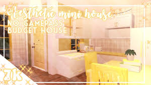 The bloxburg house idea in the video above provides everything you need to build a 10k modern house including bedrooms, kitchen, big windows, living area, stylish. Bloxburg Aesthetic 7k No Gamepass Budget Mini House 7k Rozqii Youtube Mini House House Bloxburg House