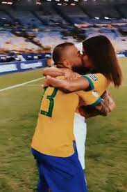 É o jogador com mais títulos oficiais na história do futebol, à frente de giggs, iniesta, maxwell e piqué (com 35 títulos cada). Mulher De Daniel Alves Relembra Lesao Do Jogador Chorei Contigo Ano Passado Agora Por Uma Grande Vitoria Retratos Da Bola Extra Online