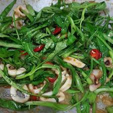 Kangkung belacan is a spicy malaysian water spinach stir fry with chilies and shrimp paste. Sayur Kampung Juga Dapat Perhatian Masak Kangkung Goreng Belacan Rencah Sotong