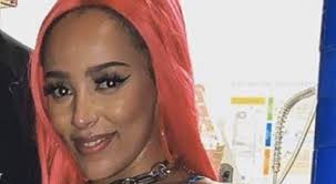 Born amala ratna zandile dlamini on 21st october, 1995 in tarzana, los angeles, california, usa, she is famous for debut studio album amala. Doja Cat Got Roasted By Twitter So Badly Over Her Wig That She Joined In On It And Clowned Herself Twitter Says She Wears Her Wig Like A Beanie Or A Hoodie