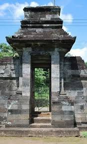 Yang ada hanyalah menumpang truk pasir ke arah penambangan pasir atau disebut juga dengan laharan di sebelah. 7 Destinasi Wisata Candi Di Blitar Yang Masih Kokoh Berdiri Sanjaya Tour