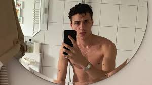 Omar ayuso y arón piper protagonizan este editorial de moda realizado a las afueras de madrid por claudia maturana y carla cristallini. So Heiss Ist Netflix Elite Star Aron Piper Als Oben Ohne Dj Promiflash De