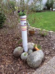 Den Wasseranschluss Im Garten Mit Einem Pvc Rohr Umhullt Bespruht Und Mit Bunten Klebestreifen Verziert Wasserhahn Garten Garten Und Brunnen Garten