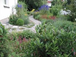 Natursteinweg Mit Bepflanztem Kieselbeet An Haus Westseite Garten Landschaftsbau Garten Landschaftsbau