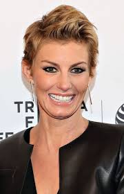 Faith Hill Pixie Google Search Faith Hill Hairstyles Mom Hairstyles Brunette Celebrities